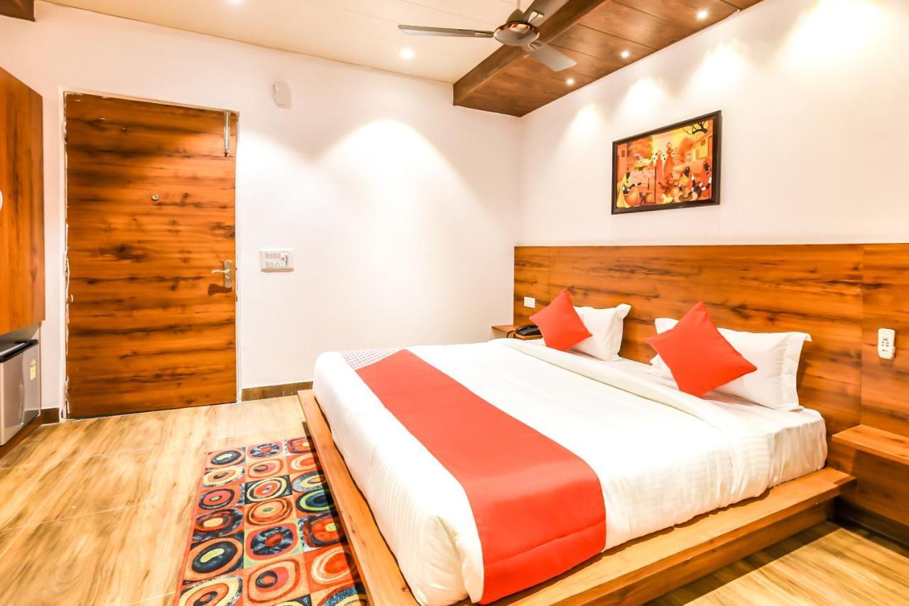 Capital O 19133 Oak Tree Hotel New Delhi Exterior photo